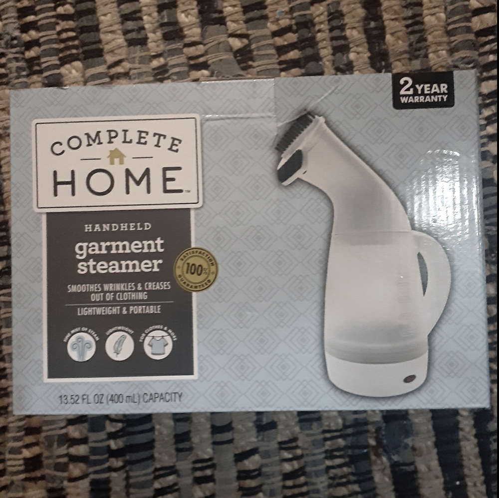 NWT Clothing Steamer w/ Removable Lint Remover